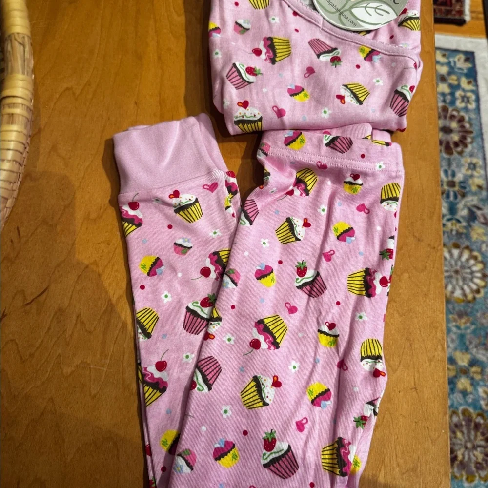 100% Organic Cotton Pink Cupcake Kids 2 piece Pajamas - kids 4-6 years - NWT